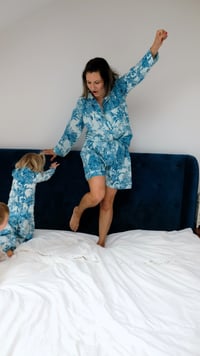 Image 2 of Pyjama femme - Toile de Jouy turquoise version short