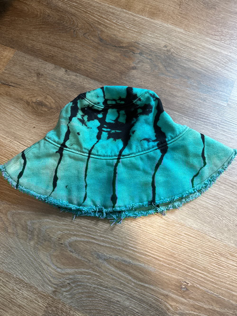 Reverse dye bucket hat blue and black