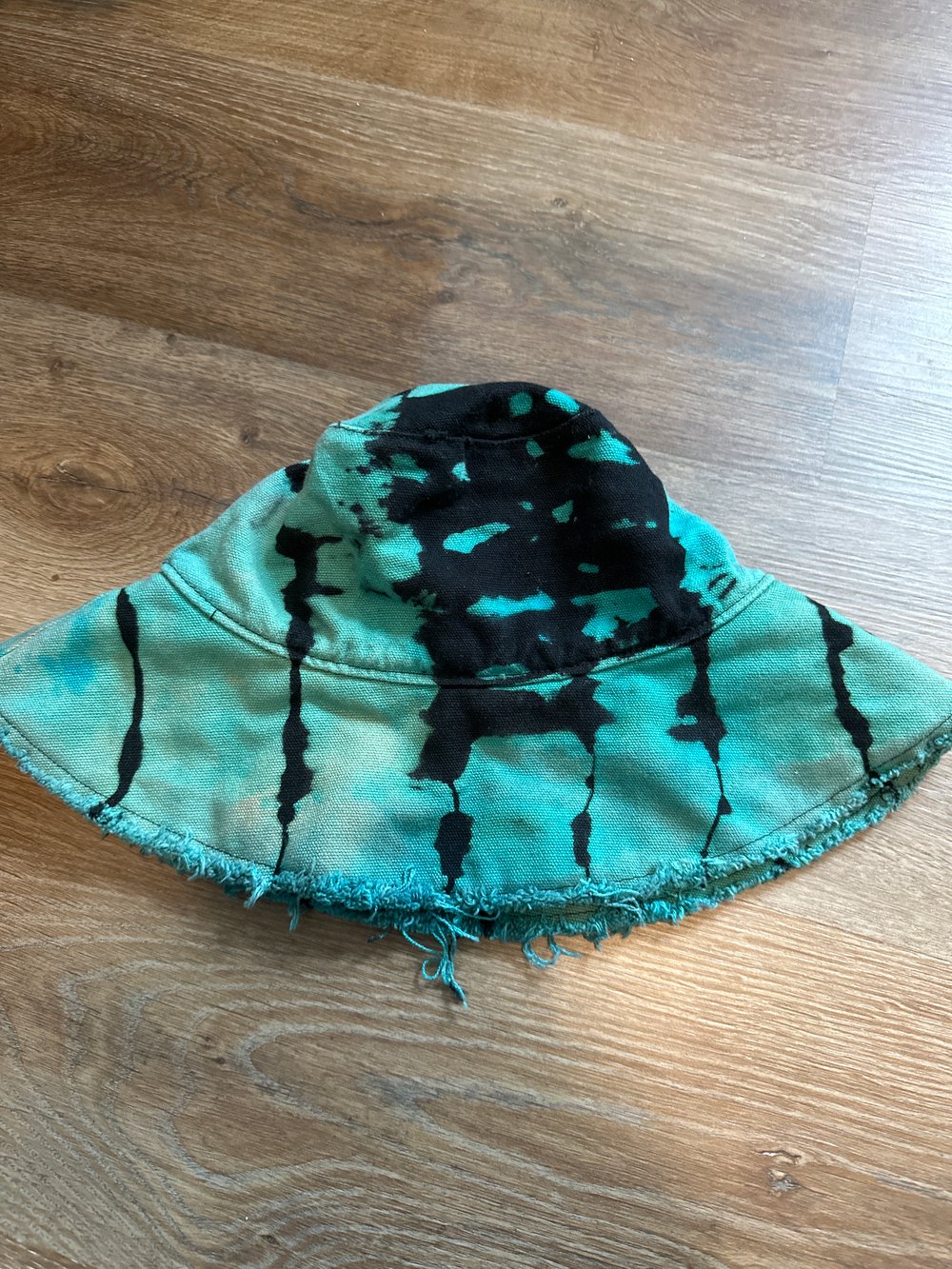 Reverse dye bucket hat blue and black