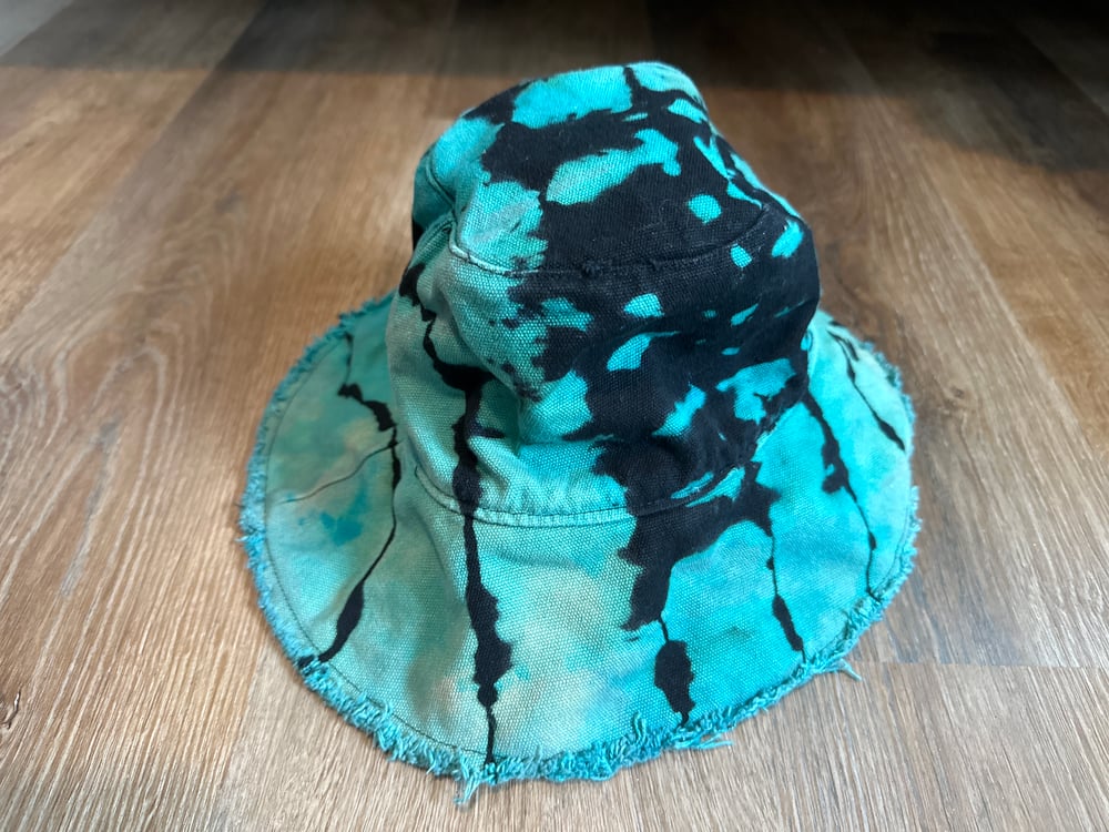 Reverse dye bucket hat blue and black