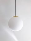 LÁMPARA DE TECHO CON GLOBO BLANCO OPALINO, AÑOS 70