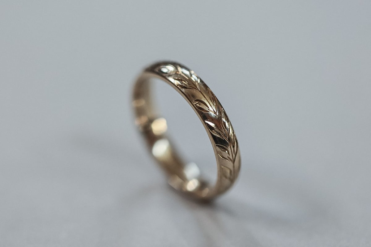Image of 9ct gold 4mm ‘Olive leaf’ engraved ring