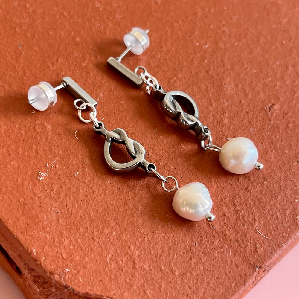 Image of Knot Pearl Drop - Fine Thanks