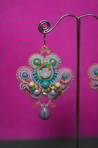 Image 2 of Regression le retour - boucles brodées 