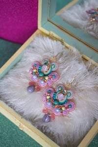 Image 1 of Regression le retour - boucles brodées 