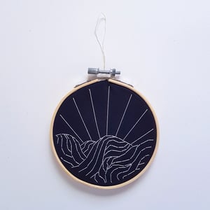 EMBROIDERED B/W SEA WAVES ( 11cm )