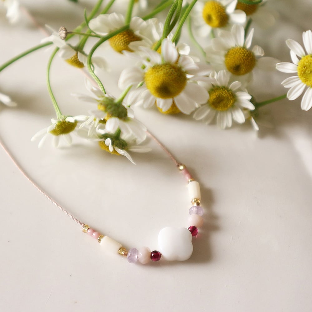 Image of Collier fleur en agate blanche et perles lilas