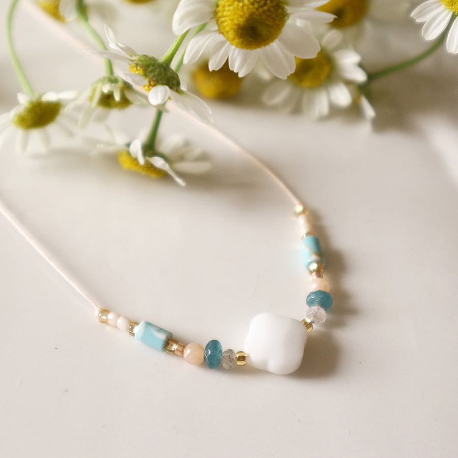 Image of Collier fleur en agate blanche et pierres bleues