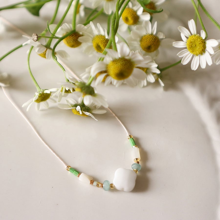 Image of Collier fleur en agate blanche et pierres vertes