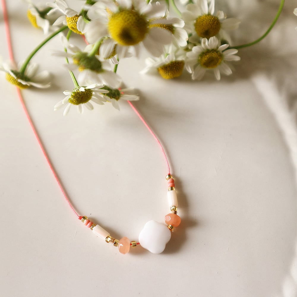 Image of Collier fleur en agate blanche et pierres pêche