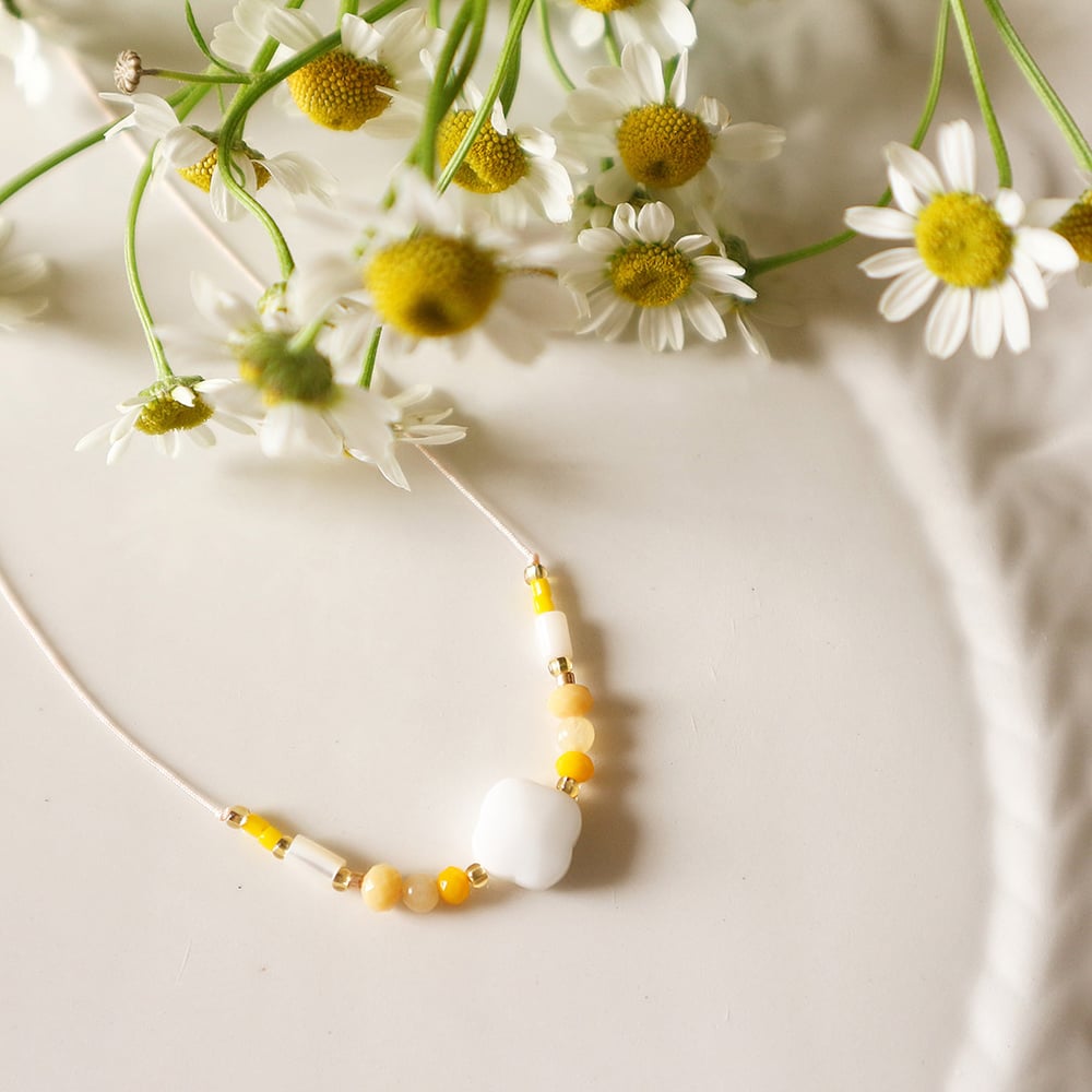 Image of Collier fleur en agate blanche et pierres jaune