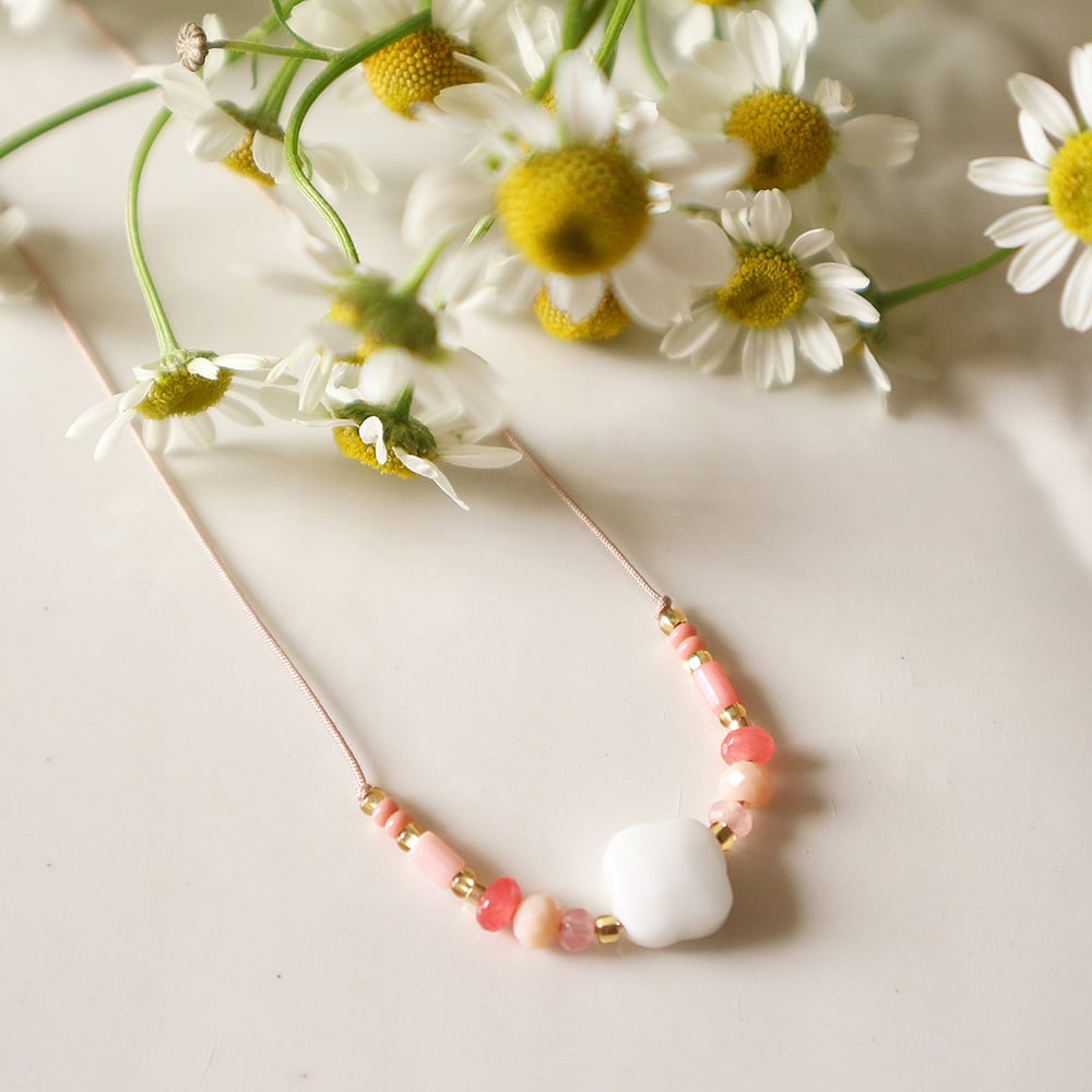 Image of Collier fleur en agate blanche et pierres roses