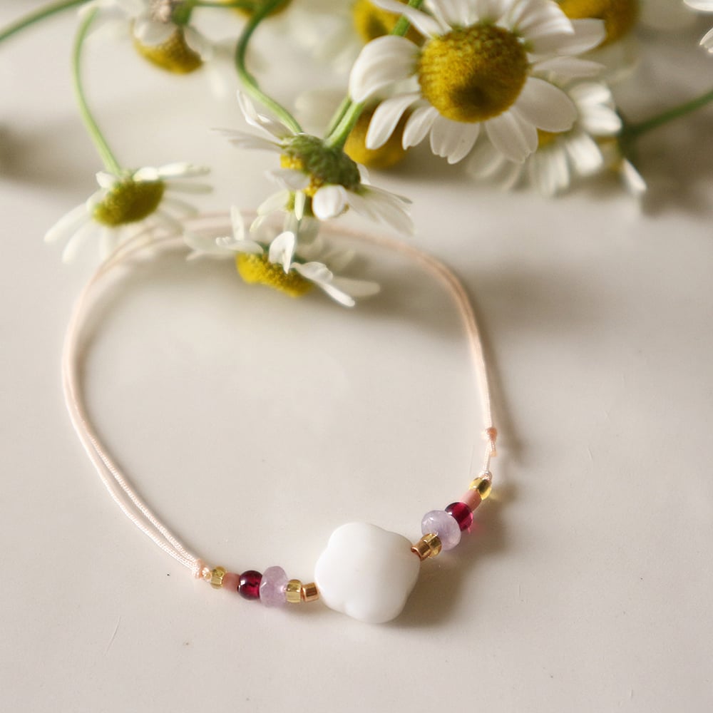 Image of Bracelet fleur en agate blanche et pierres lilas