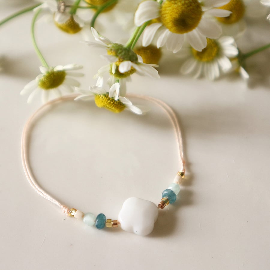 Image of Bracelet fleur en agate blanche et pierres bleues