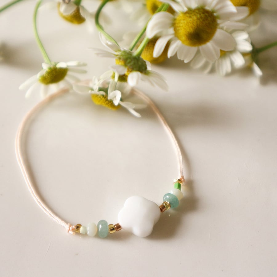 Image of Bracelet fleur en agate blanche et pierres vertes