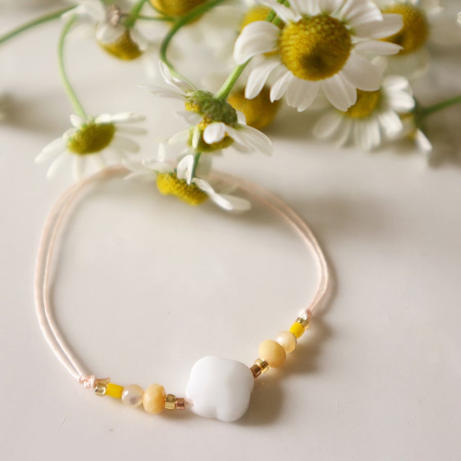 Image of Bracelet fleur en agate blanche et pierres jaune