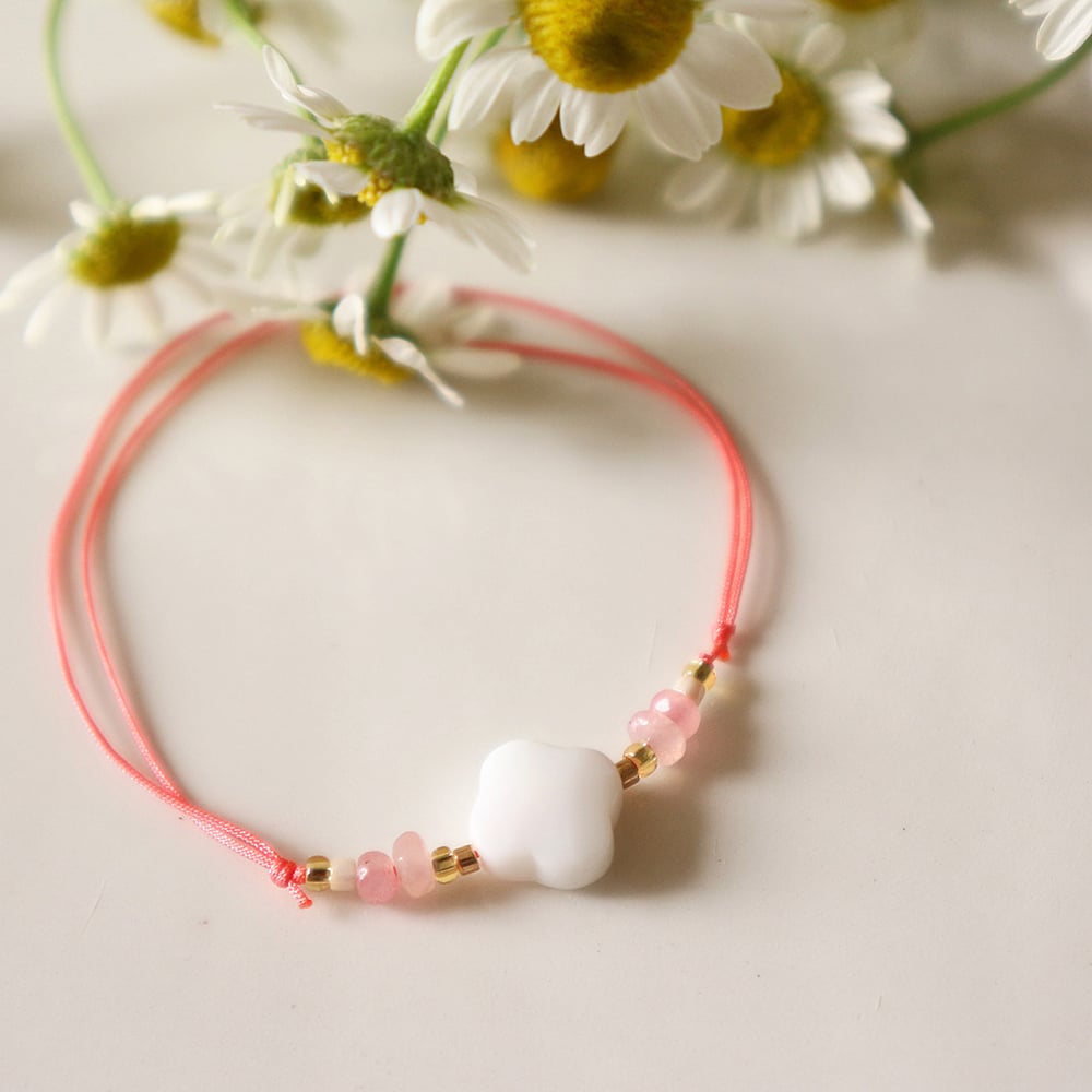 Image of Bracelet fleur en agate blanche et pierres roses