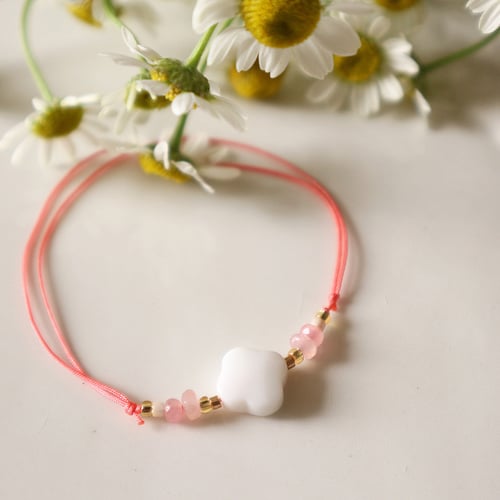 Image of Bracelet fleur en agate blanche et pierres roses