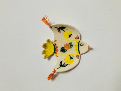 Image of Pájaro amarillo alas bordadas