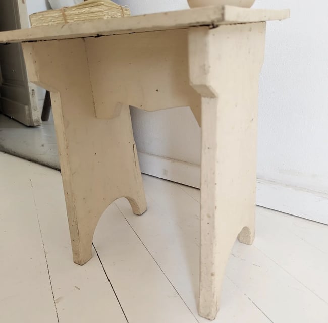 Tabouret crème .
