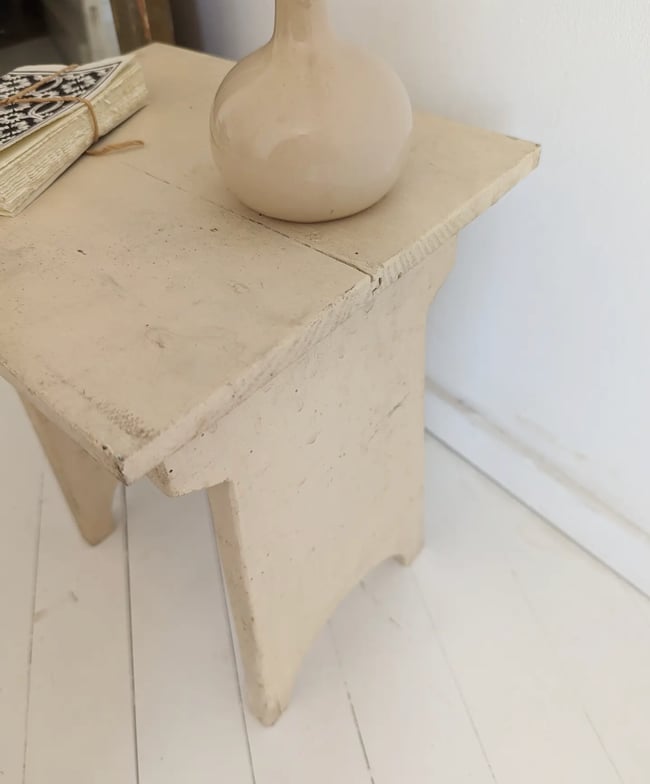 Tabouret crème .