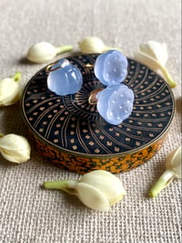 Image 1 of Mini graine de lotus en calcédoine bleue 