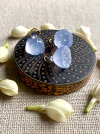 Image 2 of Mini graine de lotus en calcédoine bleue 