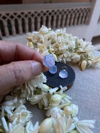 Image 3 of Mini graine de lotus en calcédoine bleue 