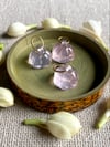 Mini graine de lotus en quartz rose 