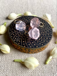 Image 1 of Mini graine de lotus en quartz rose 