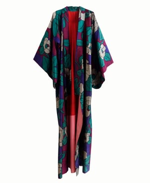 Image of Mineralfarvet silkekimono med kameliablomster