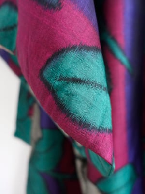 Image of Mineralfarvet silkekimono med kameliablomster