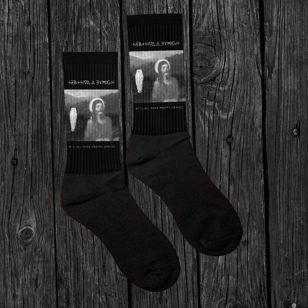 PRETTY GRAVES FOR PRETTY FEET