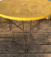Image 2 of Table en métal perforé