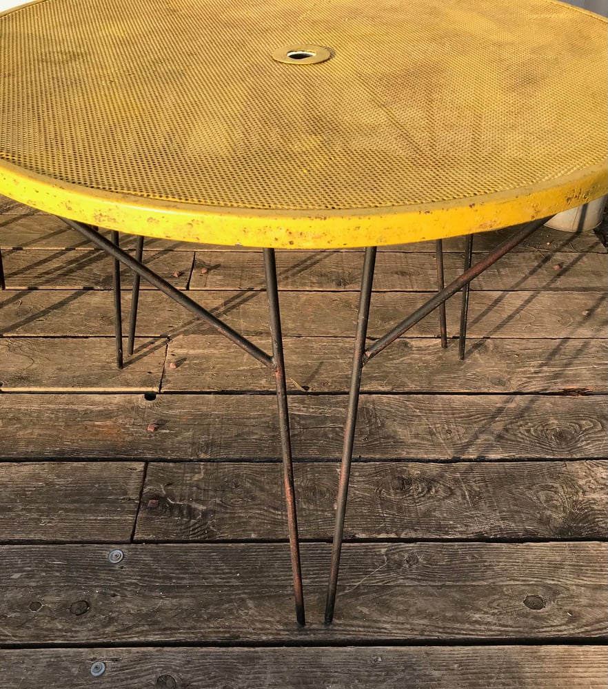 Image of Table en métal perforé