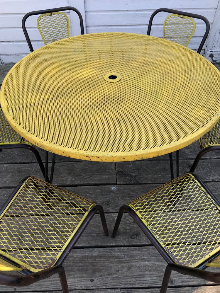 Image of Table en métal perforé