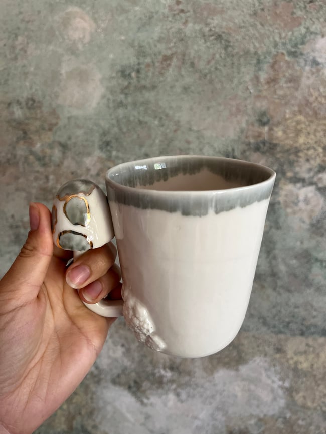 Porcelāna krūze ar sēni un zelta akcentiem