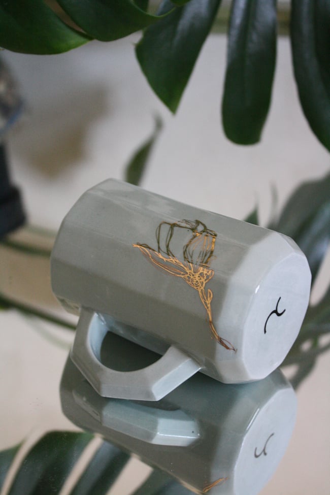 Porcelāna krūze ar ziedu dekoru