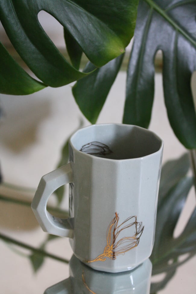 Porcelāna krūze ar ziedu dekoru