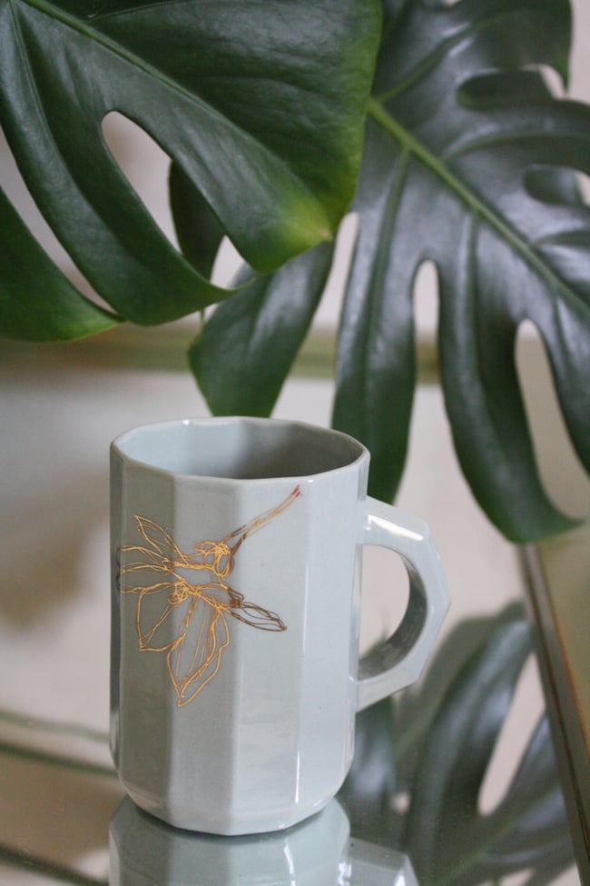 Porcelāna krūze ar ziedu dekoru