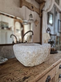 Image 2 of La vasque en pierre taillée