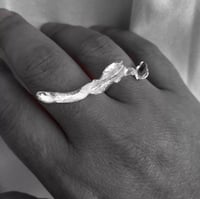 Image 5 of Anillo Colección GOLDEN WAVE  (plata blanqueada)