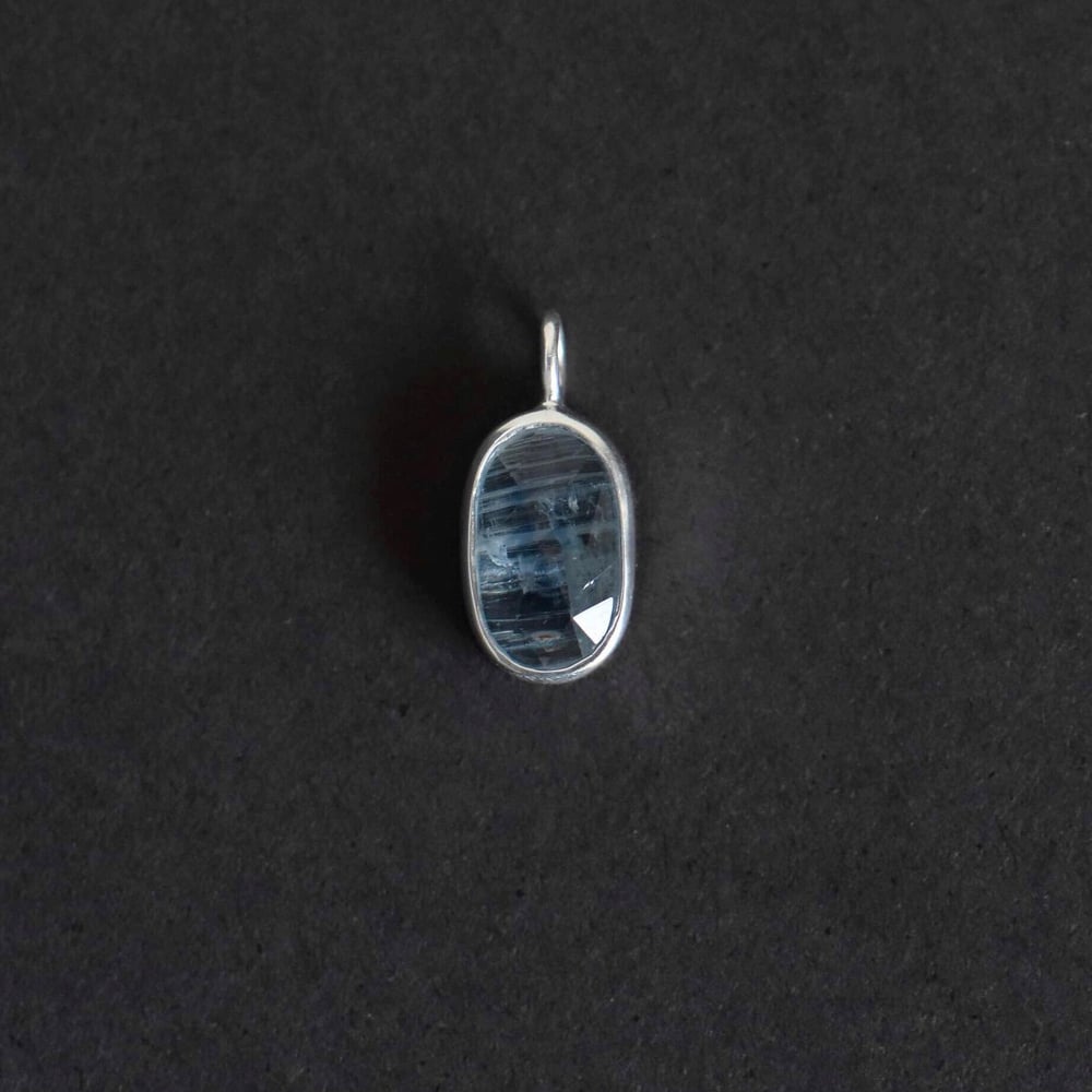 Image of Aqua Blue Kyanite crystal form oval shape mixed cut silver necklace no.2