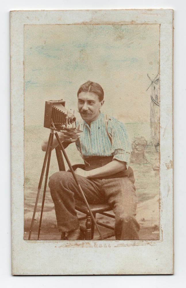 Image of Anonyme: self-portrait of a photographer, France ca. 1900