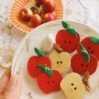 Image 3 of La pomme d'amour, broche en cuir
