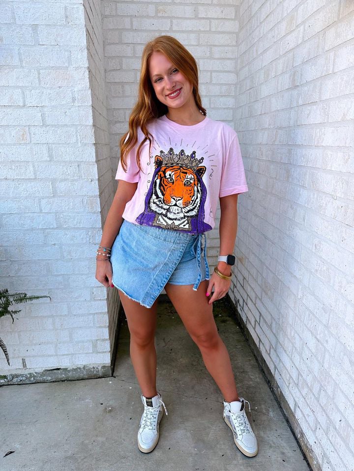 Image of Adult Tiger Queen on Pink