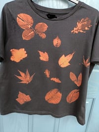 Image 2 of Leaf print top in sizes 6-26