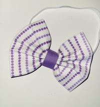 Image 2 of White wuth purple dots bow 💜🎀