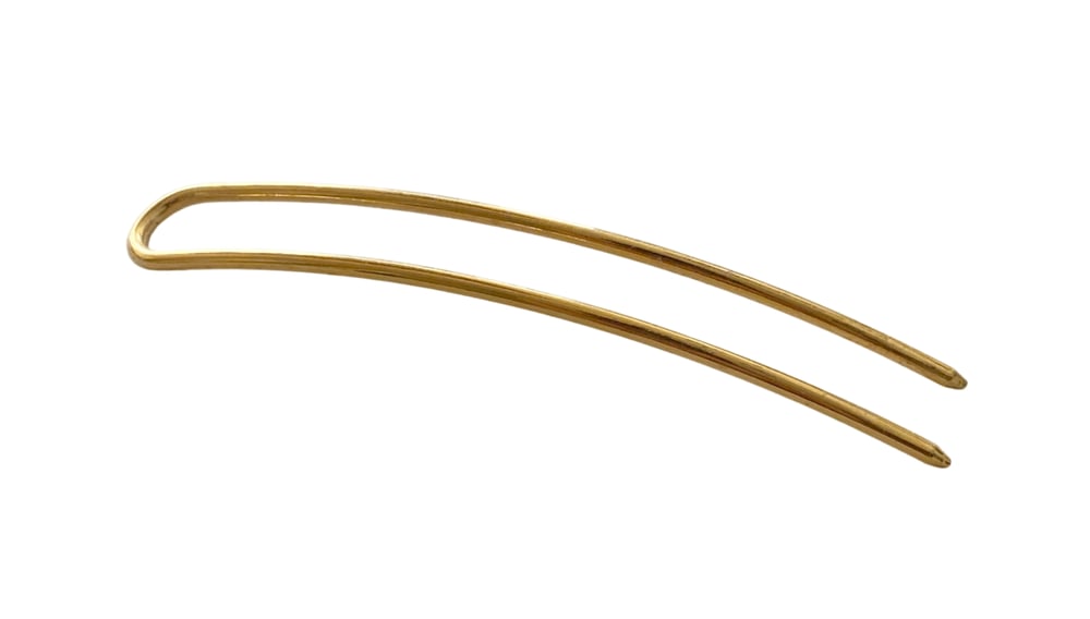 DRAWS A GOLDEN LINE IN STRUCTURED HAIR
WITH UNDERSTATED ELEGANCE

The beautifully lightweight hairpin is composed of gold plated metal.
Will hold your bun in a nice and relaxed way.
The pin measures 10cm long.
