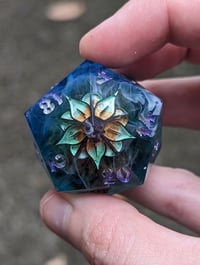 Image 2 of Rainbow Mist 40mm Druid Assassin D20 Single